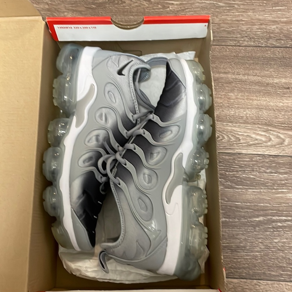 Air Vapormax Plus (Mens7/Womens8.5)